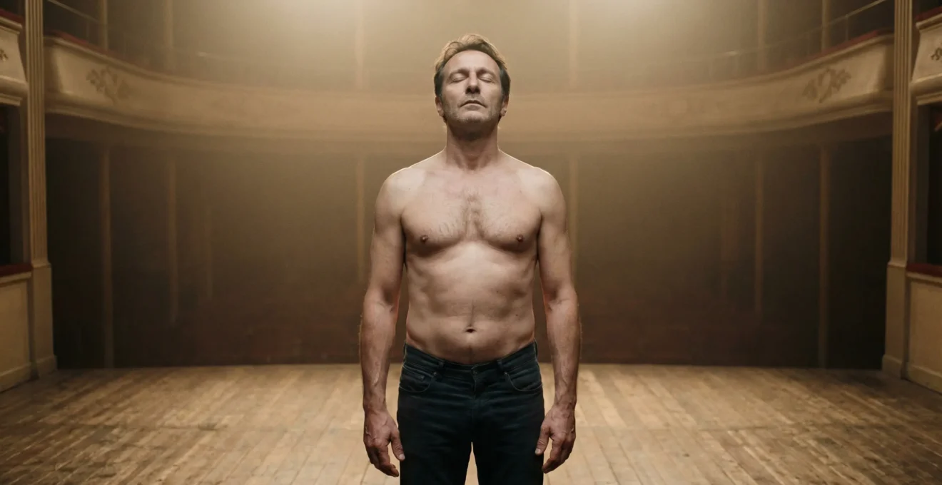 Adulte concentré debout sur scène de théâtre, ancrage corporel avant prise de parole